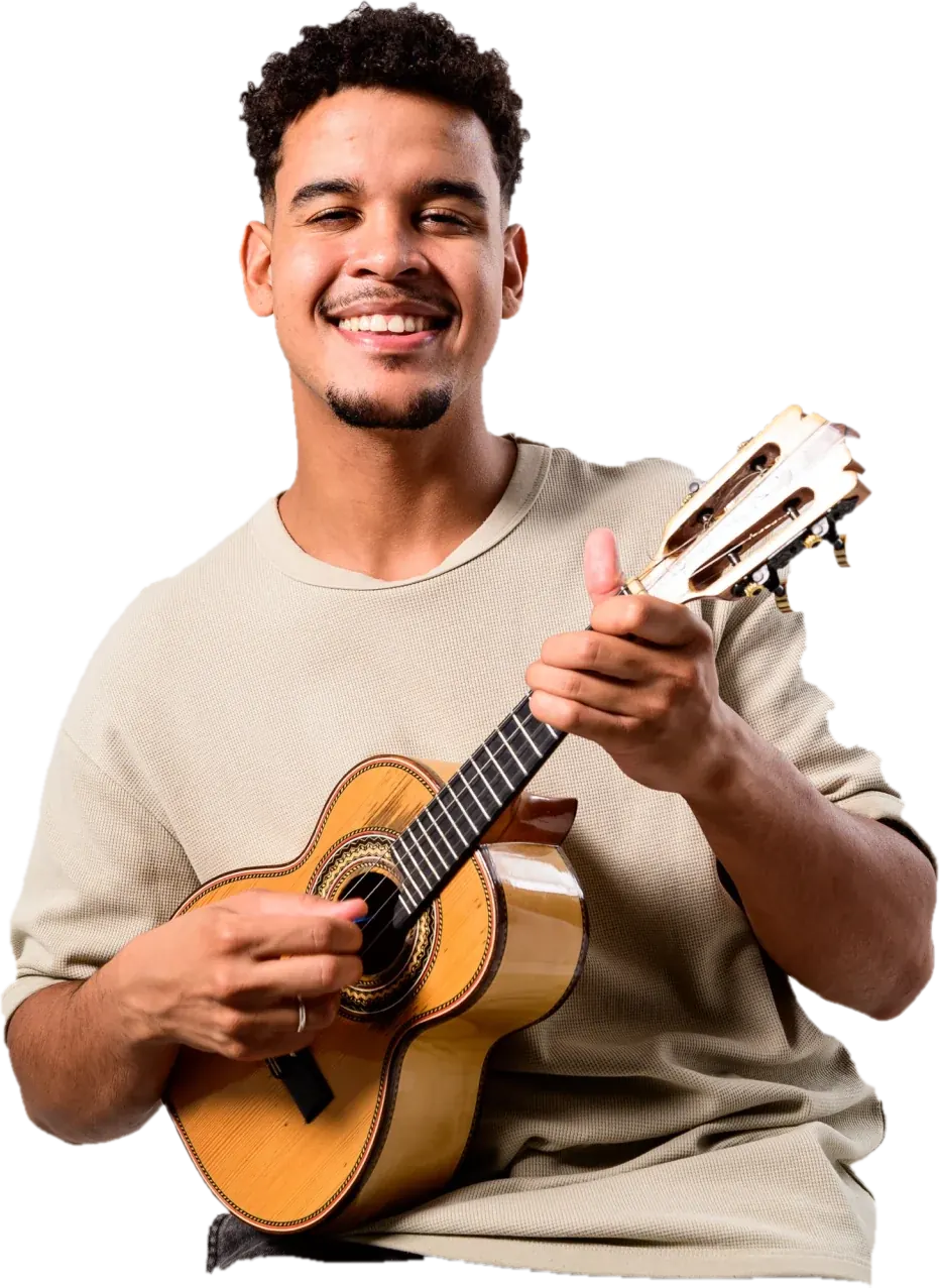 Jotape sorrindo enquanto toca cavaquinho