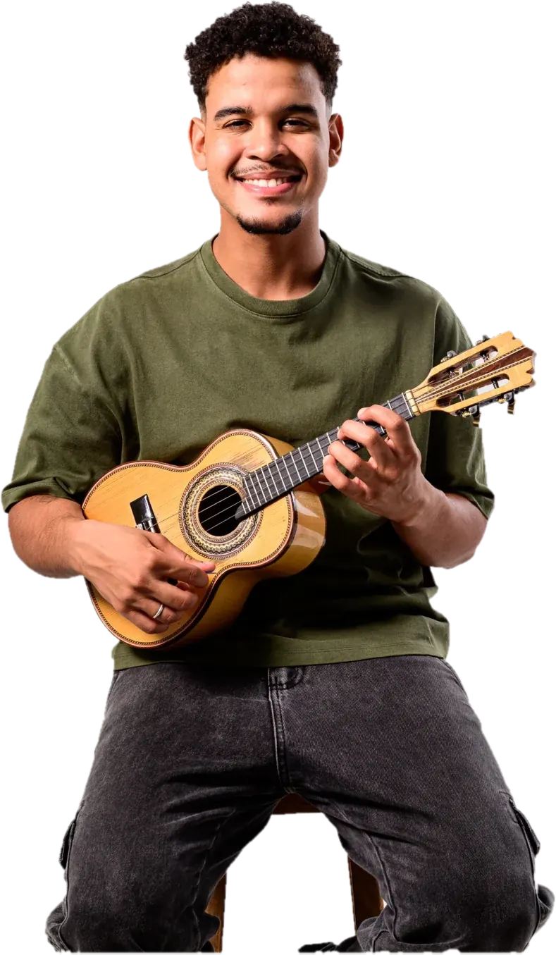 Jotape sentado tocando cavaquinho