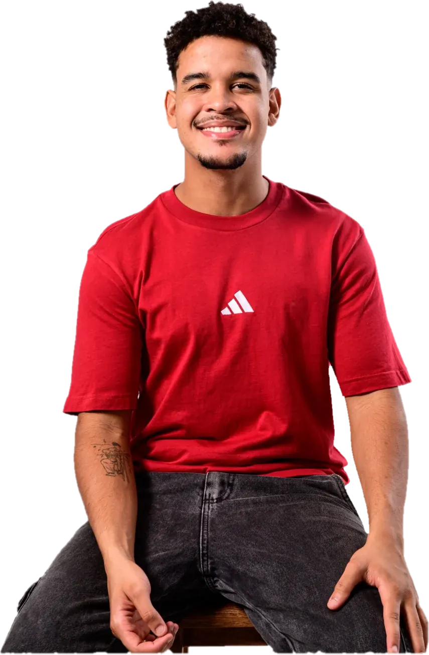 Jotape sentado, sorrindo